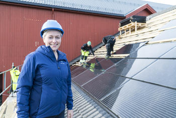 Tove Hatling Jystad, utviklingsleder ved Mære Landbruksskole. Installering av solceller på fjøstaket.