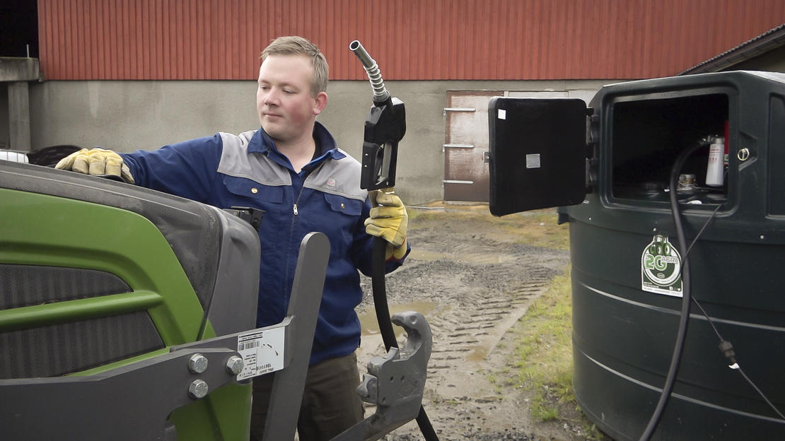 Melkebonde Odd Arne Austad tester biodrivstoff på traktoren i regi av prosjektet Landbruk21.