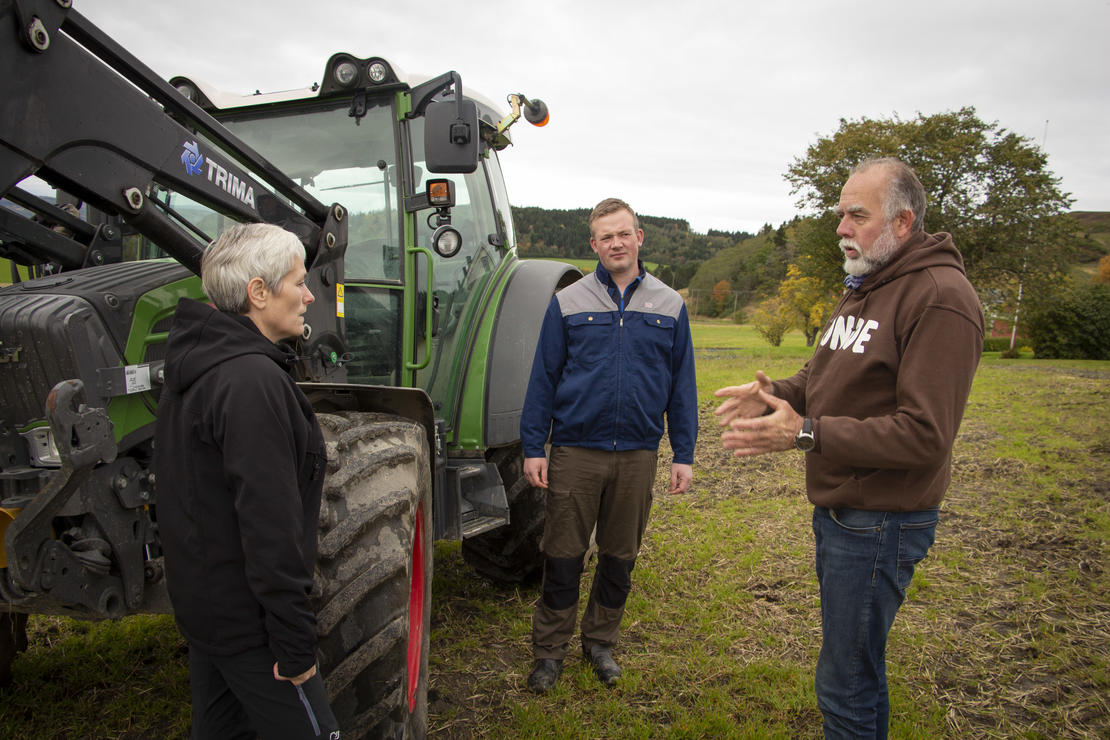 Melkebonde Odd Arne Austad tester biodrivstoff på traktoren i regi av prosjektet Landbruk21.